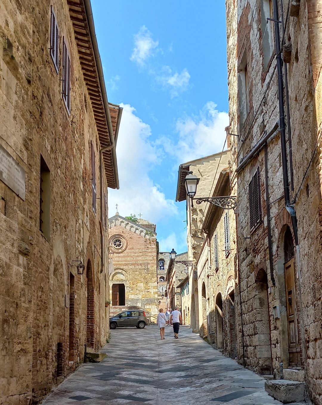 Een van de smalle straatjes in Siena met hoge gebouwen