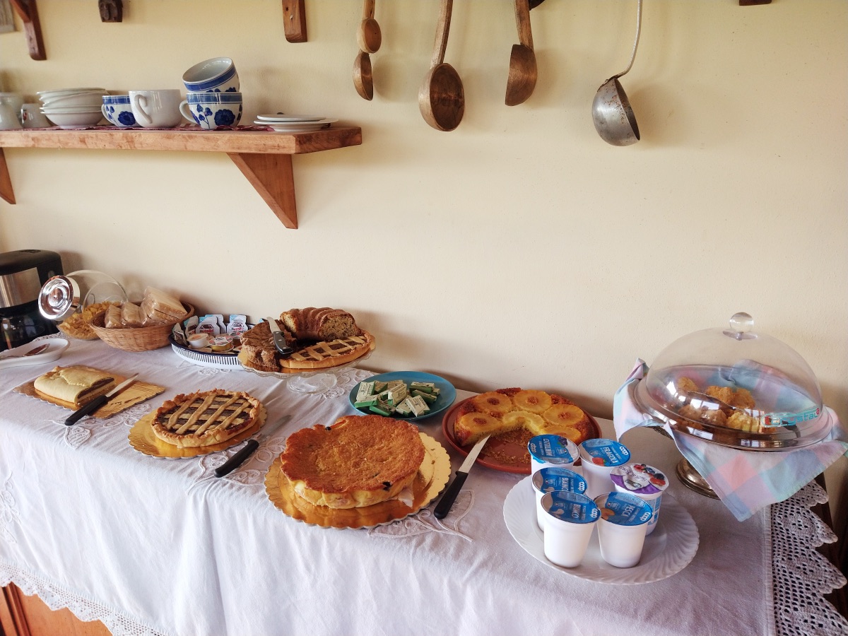 Ruime keuze aan taarten bij het Italiaanse ontbijt in Toscane, Italië