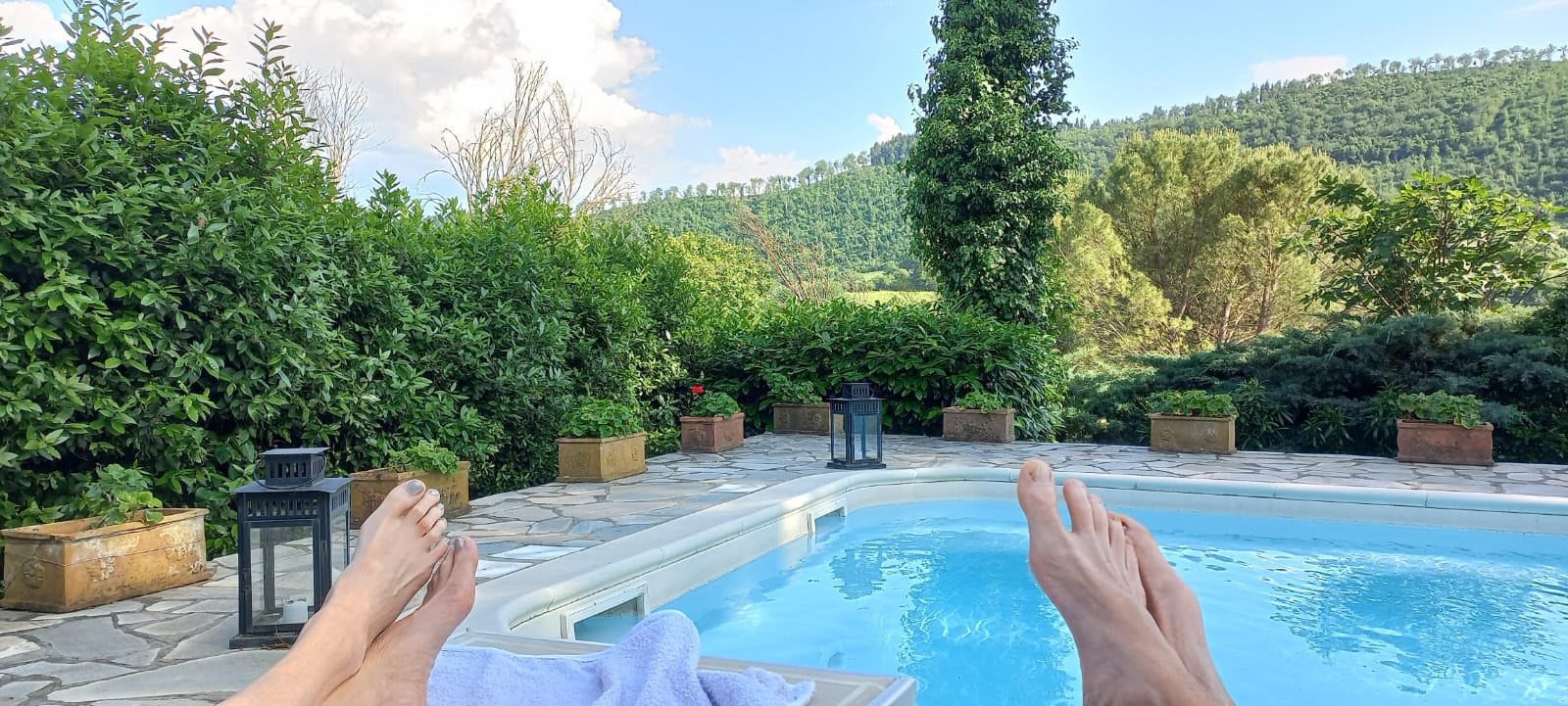 Een zwembad bij een B&B van Rudi Rides met een uitzicht over de Toscaanse velden