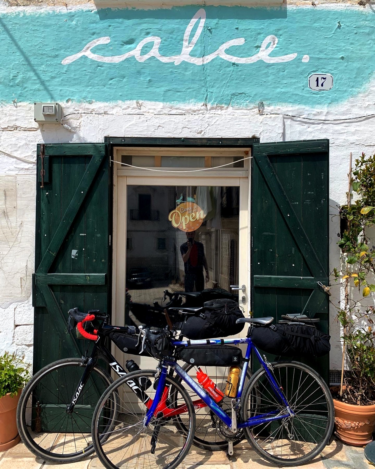 Twee racefietsen voor Calce een restaurant en bar in Ceglie Messapicca