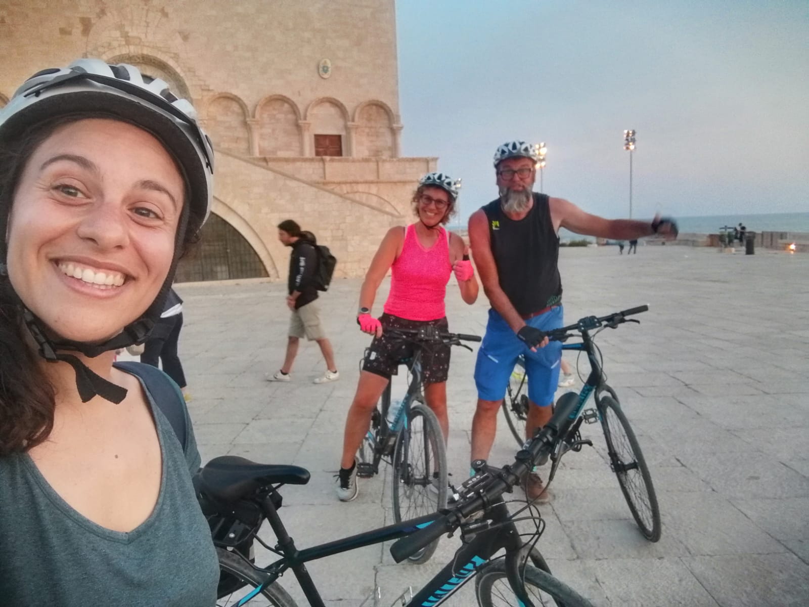 Lokale Italiaanse gids met fietsers in Bisceglie, Puglia