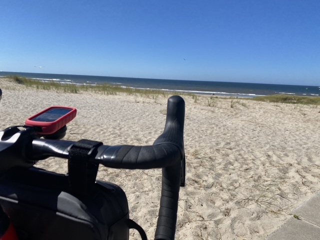 De kust in Nederland met een stuur van een racefiets en een fietscomputer