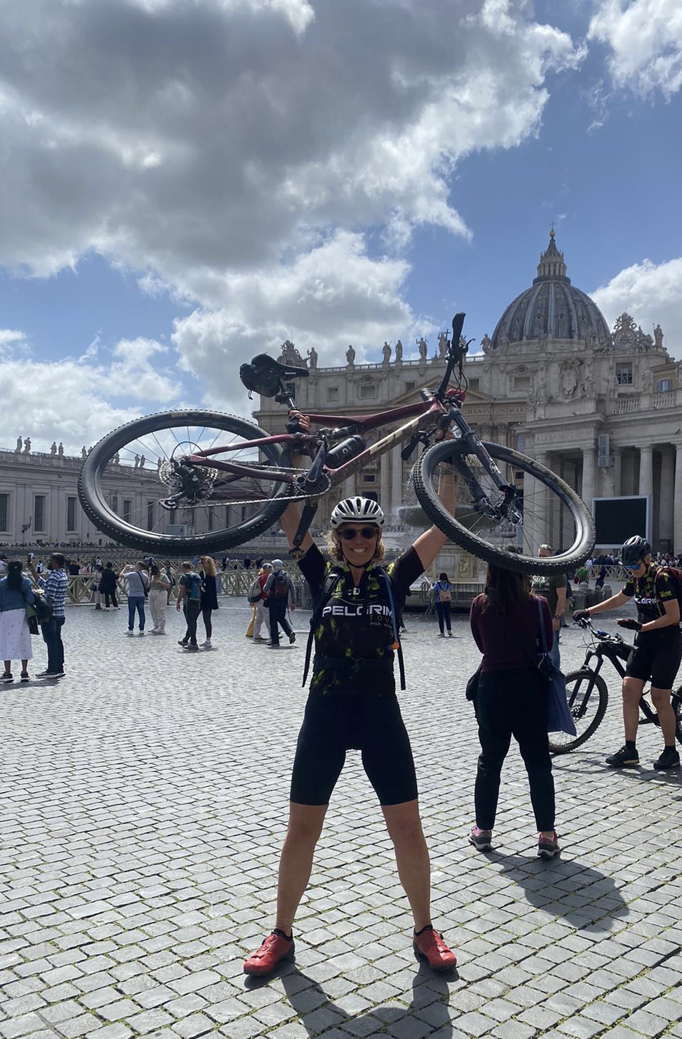 Fietser met mountainbike in Rome op een groot plein