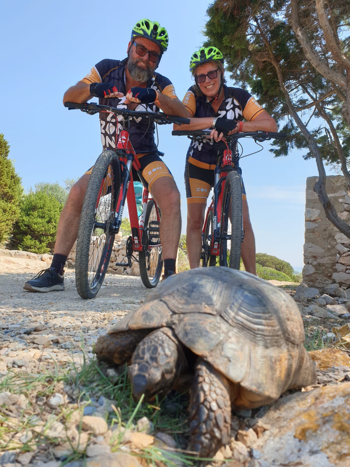 Twee fietsers tijdens een meerdaagse mountainbiketocht op Sardinië
