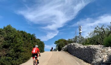 Fietser van Rudi Rides fietst in Puglia over de panoramaroute bij Monopoli