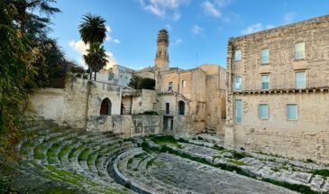 Een oud amfitheater in Lecce. De kleinere van de twee, verscholen tussen de gebouwen.