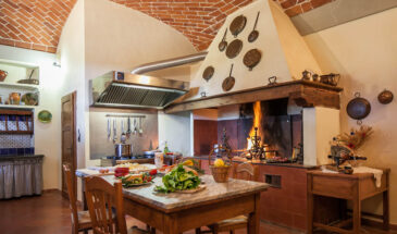 Authentieke keuken in Toscane waar maaltijden bereid worden voor deelnemers
