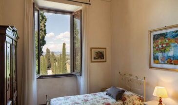 Accommodatie slaapkamer met uitzicht op cipressen groepsreis Rudi Rides
