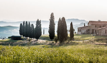 Landschap in Toscane met cipressen en oude boerderij