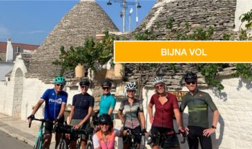 Bijna vol Groepsfoto in Alberobello voor Trulli huisjes in Puglia Italie met Rudi Rides