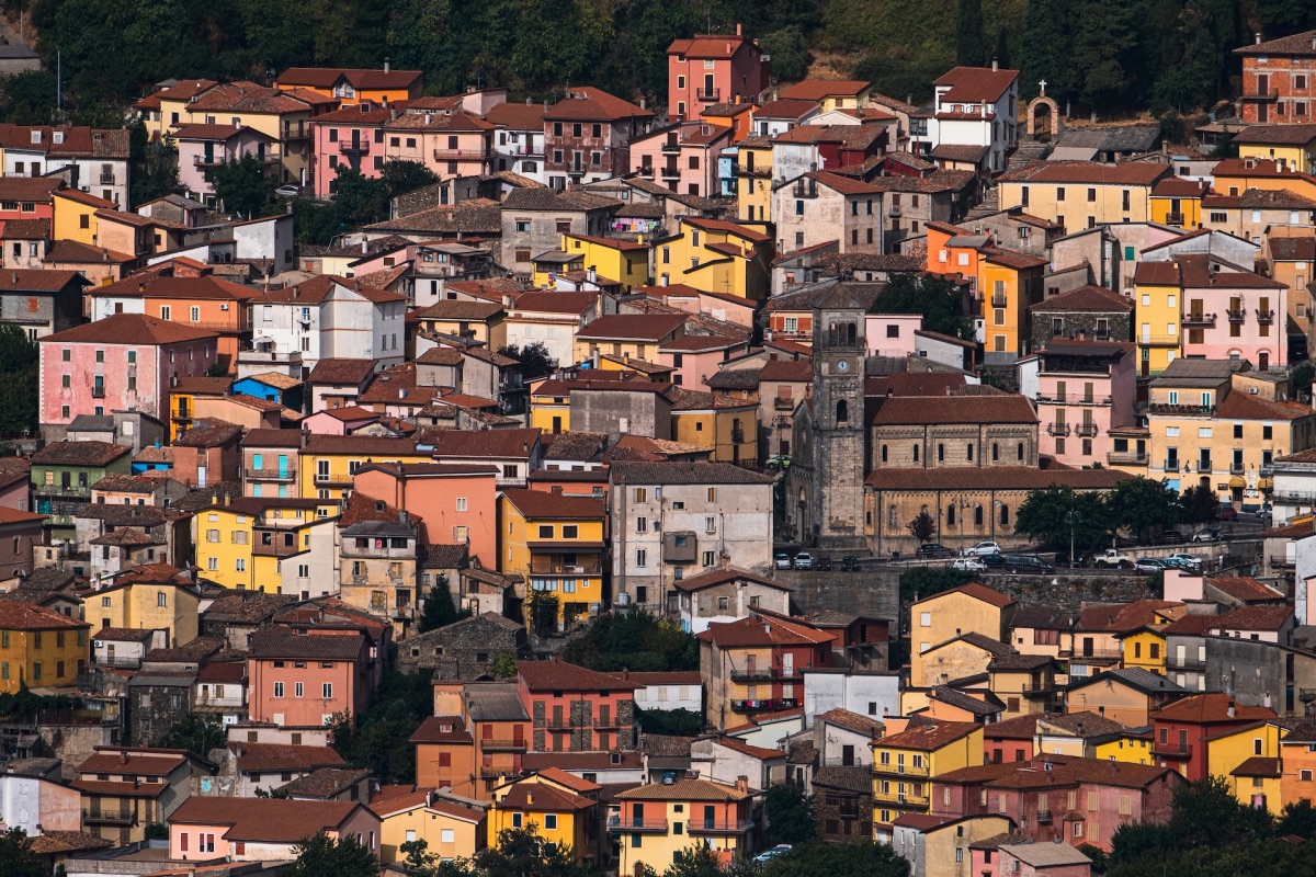 Het dorp Aritzo, ook verschillende kleuren huizen, minder gelaagd dan Oristano. Op Sardinië, Italië
