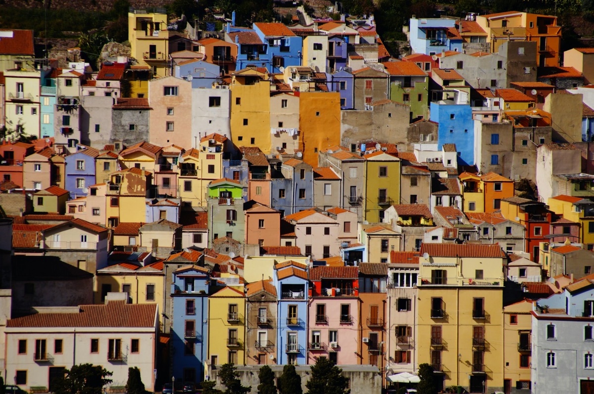 Het dorp Oristano van bovenaf met allemaal verschillend gekleurde huizen op elkaar gestapeld. Op Sardinië, Italië.