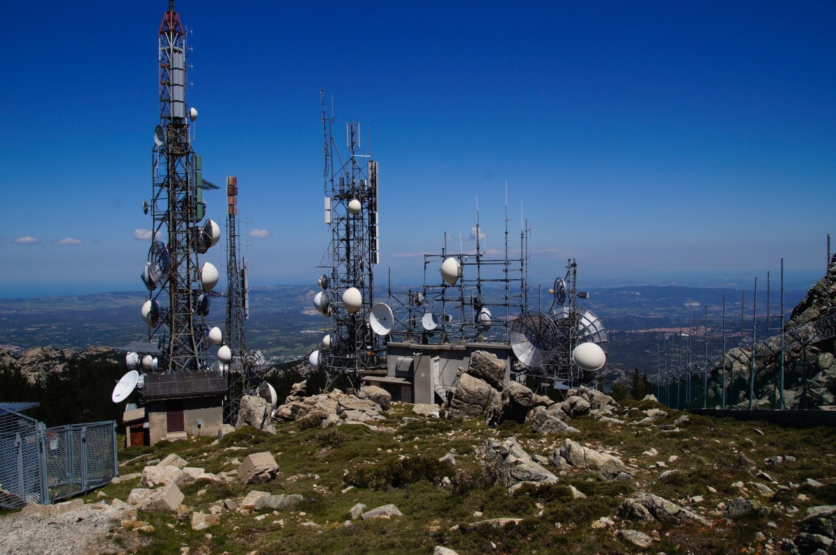 Antennes bovenop de Monte Limbara in Sardinië