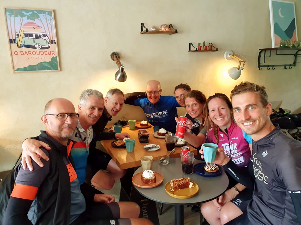 Groepsfoto in een koffietent bovenop de Alpe d'Huez met Rudi Rides