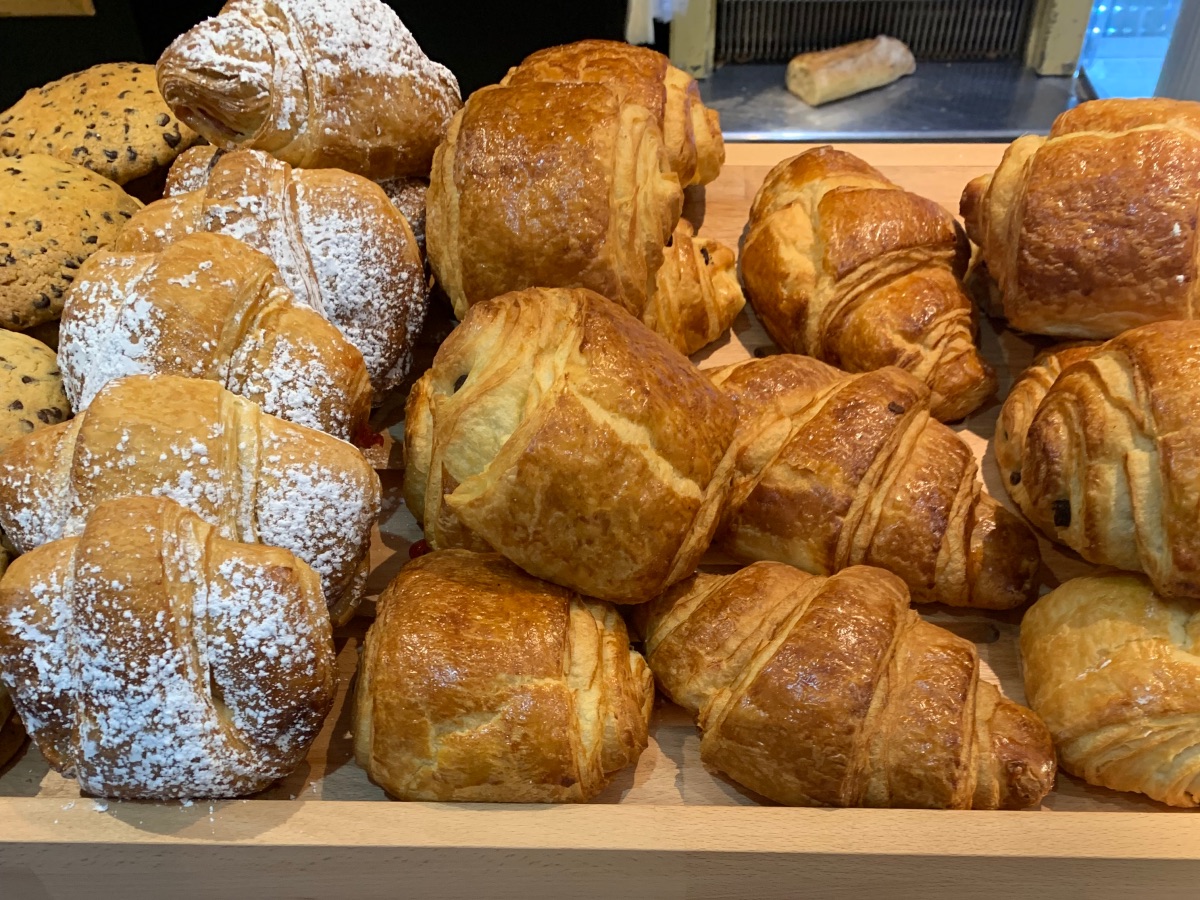 Verschillende soorten croissants bij een Franse bakker