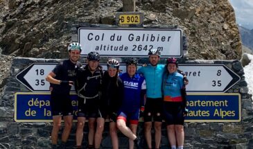Groepsfoto bij Col du Galibier in de Franse Alpen met een groep wielrenners van Rudi Rides