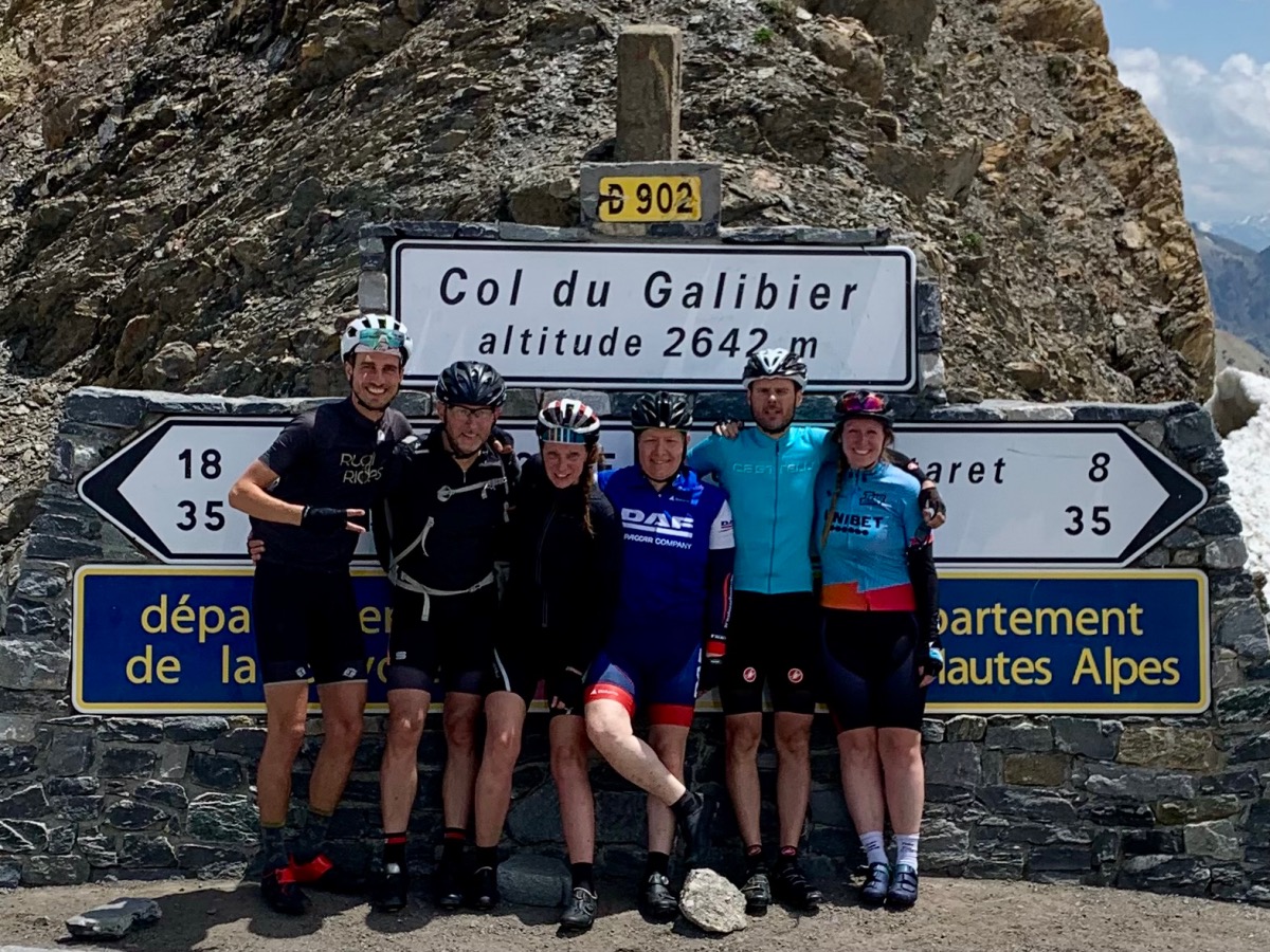 Groepsfoto bij Col du Galibier in de Franse Alpen met een groep wielrenners van Rudi Rides