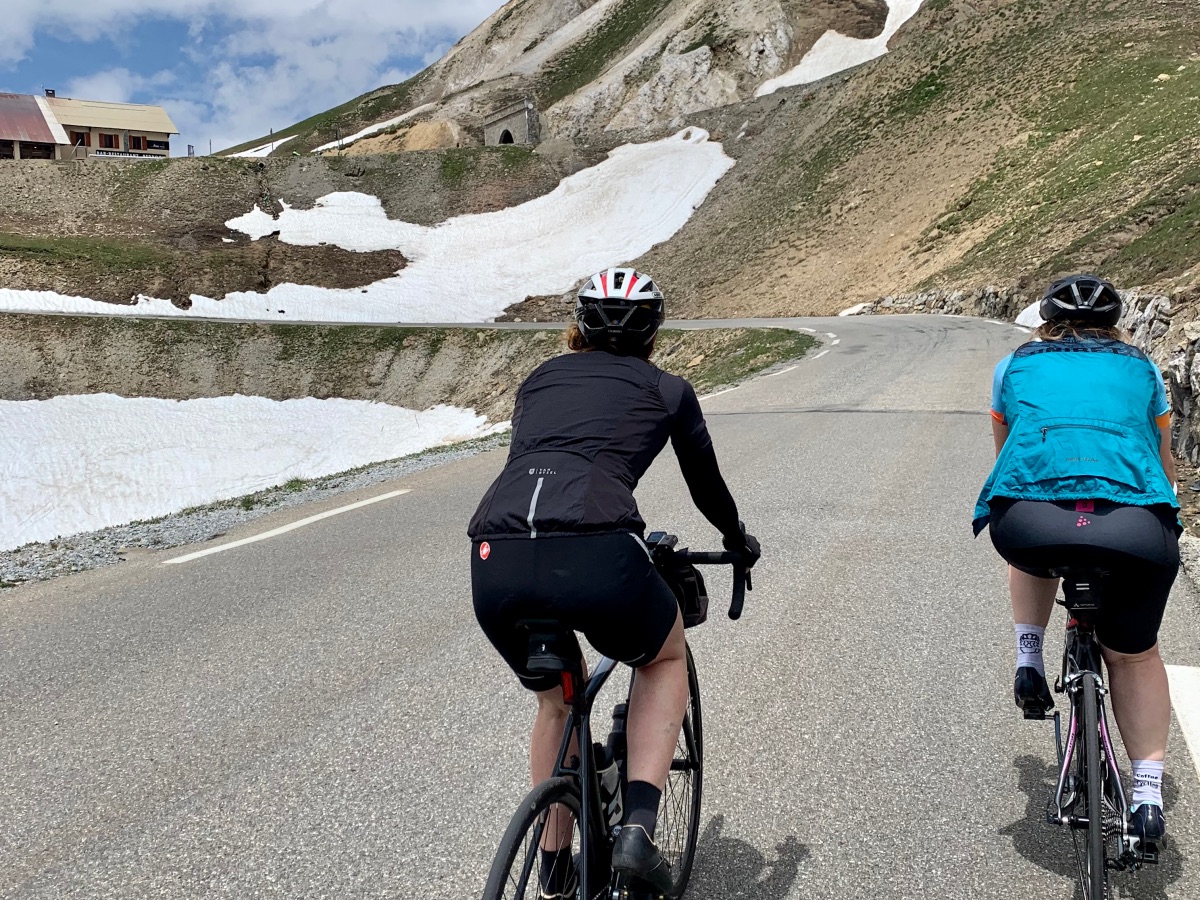 Twee fietsers onderweg naar de top van de Galbier in de Franse Alpen