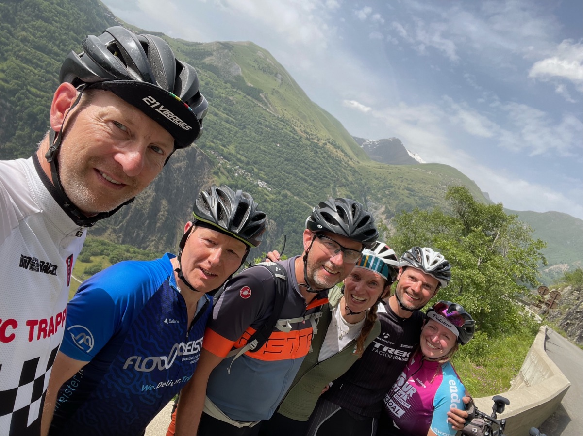 Wielrenners in Franse Alpen maken groepsfoto met selfie