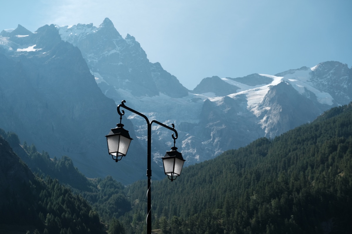 Gletsjers van La Meije met op voorgrond een lantaarnpaal in de Franse Alpen.