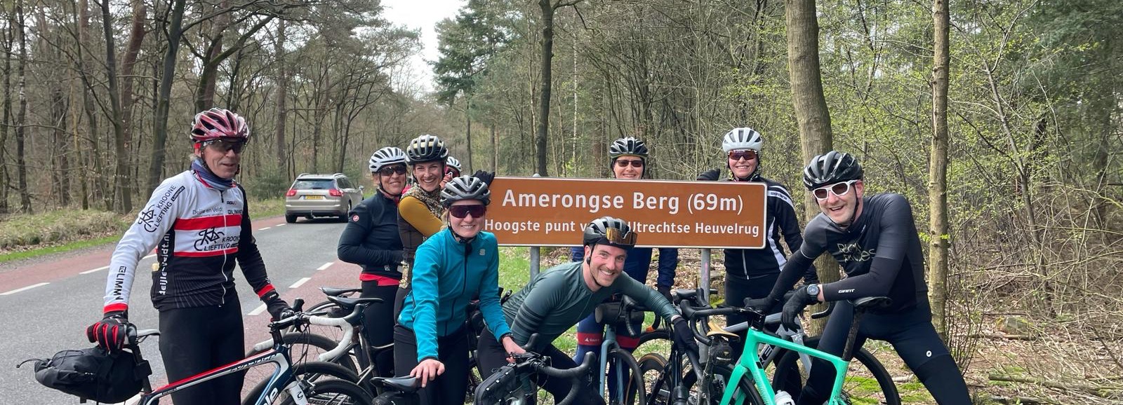Gidsen en fietsers van Rudi Rides bovenop de Amerongse Berg
