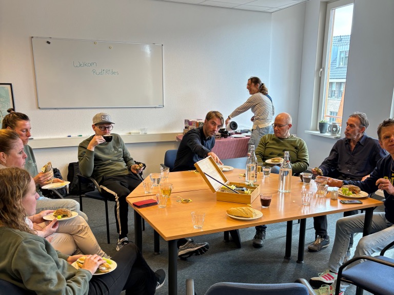 Lunch met alle gidsen van Rudi Rides in een zaal bij De Proloog in Amerongen