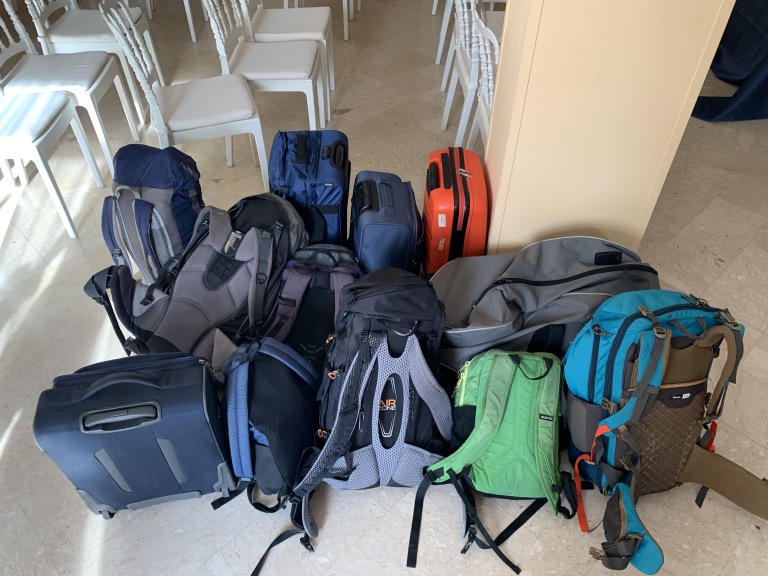 Rugtassen en koffers bagage liggen klaar voor bagagevervoer op vakantie Rudi Rides