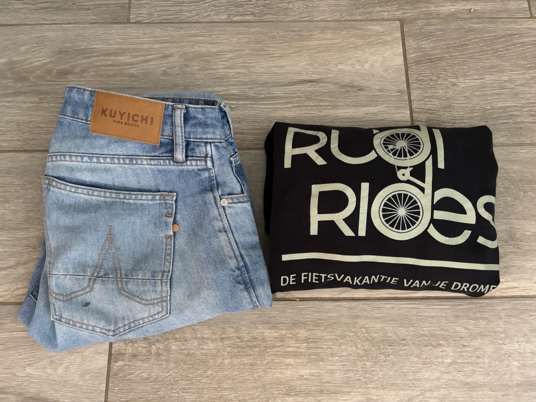 Kuyichi spijkerbroek en Rudi Rides organic trui opgevouwen