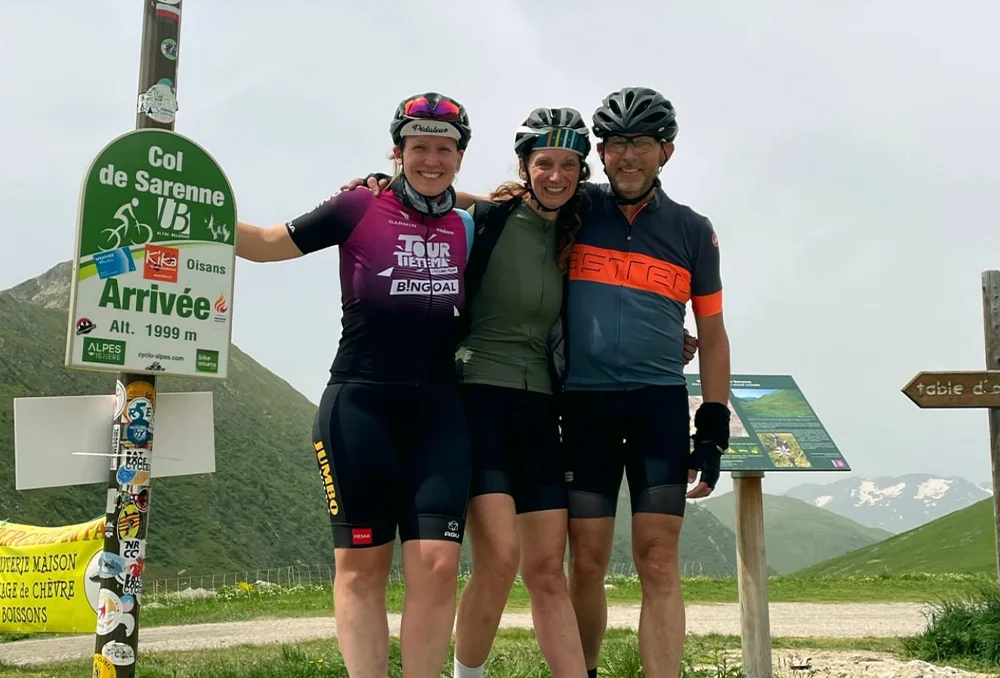 col du sarenne Col du Sarenne groepsfoto naast colbord met drie wielrenners