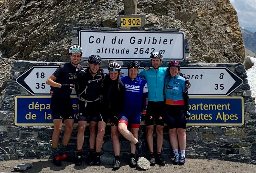 colbord galibier groep franse alpen Groepsfoto bij Col du Galibier in de Franse Alpen met een groep wielrenners van Rudi Rides