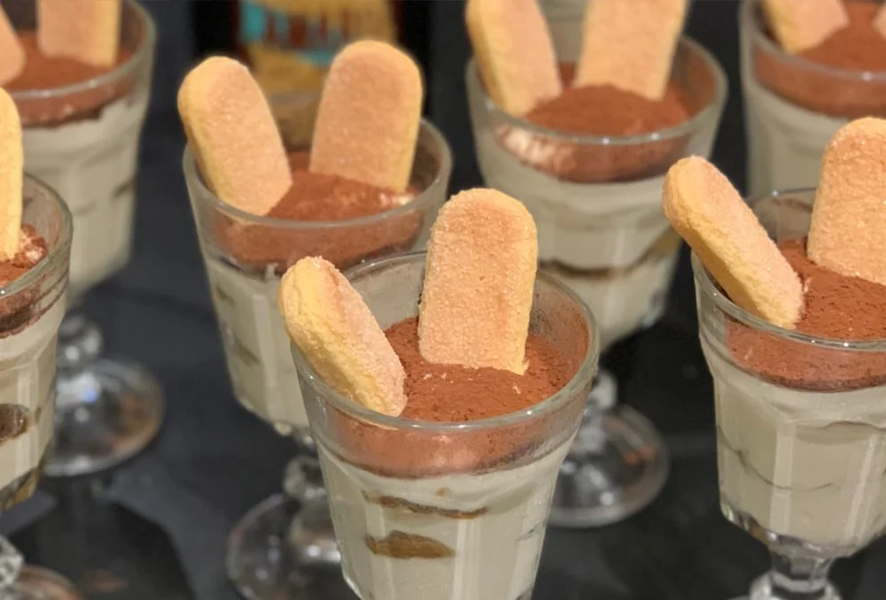 dessert tiramisu Dessert Tiramisu met lange vingers in glazen als een kelk