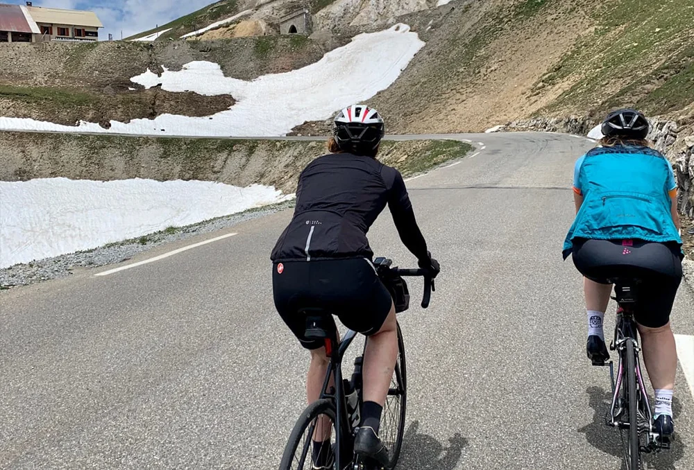 fietsen op galibier diana tessa Twee fietsers onderweg naar de top van de Galbier in de Franse Alpen