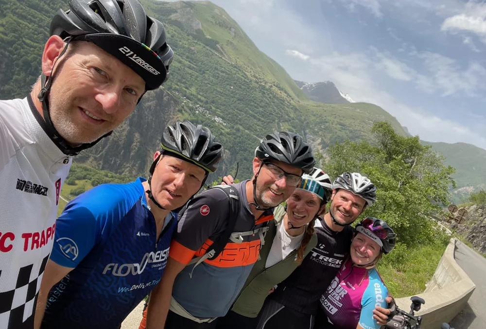 les deux alpes groepsfoto Wielrenners in Franse Alpen maken groepsfoto met selfie