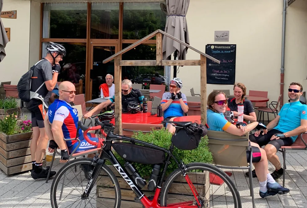 ontspannen lunch la meije Terras met wielrenners en een fiets in La Meije tijdens een pauze. Franse Alpen Rudi Rides