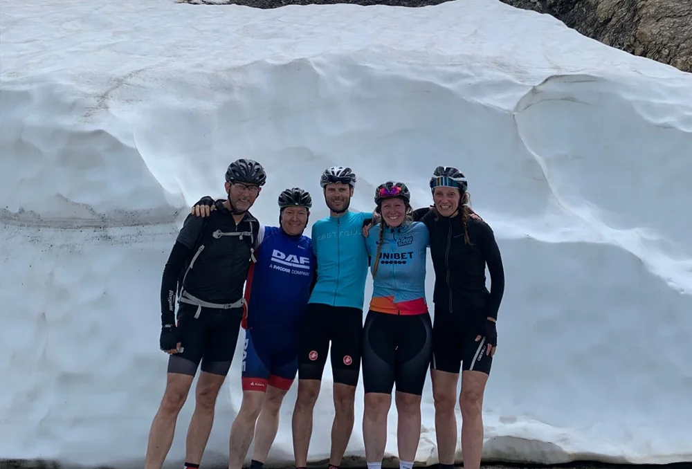 galibier top in sneeuw Groep wielrenners op Col du Galibier met op achtergrond veel sneeuw. In juni.