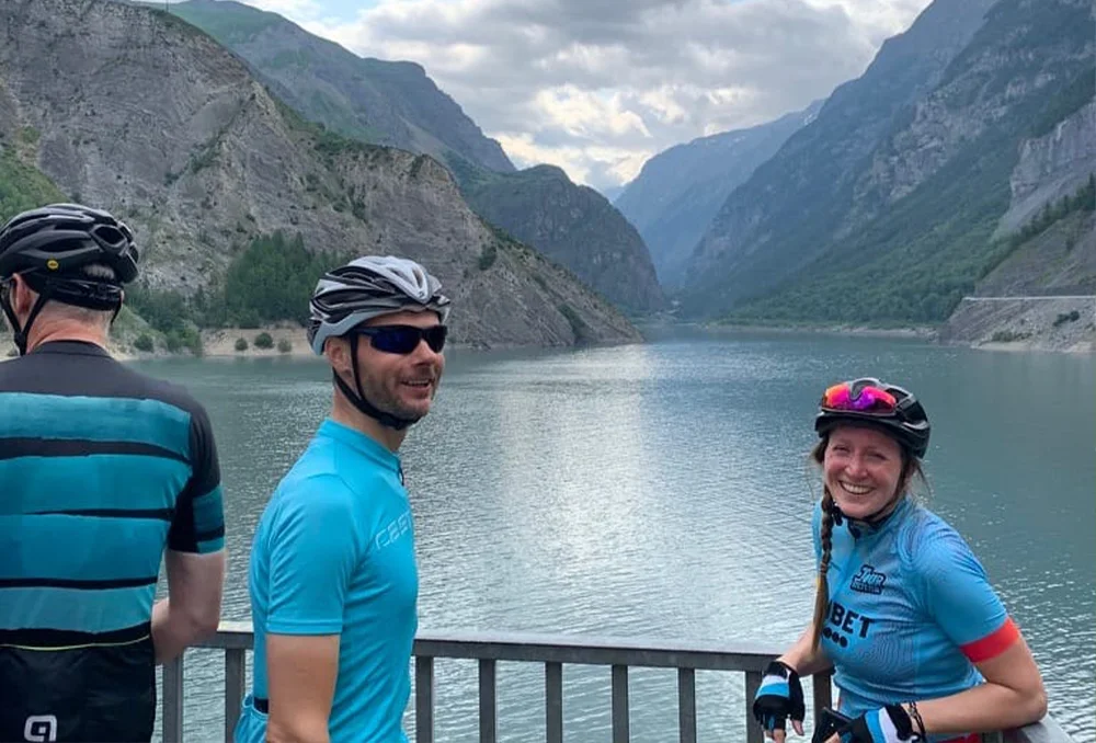 lacduchambon-lachend Wielrenners bij Lac du Chambon in de Franse Alpen