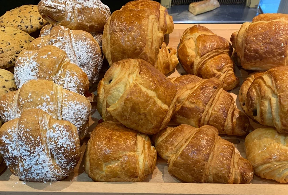 bakker-croissants Verschillende soorten croissants bij een Franse bakker