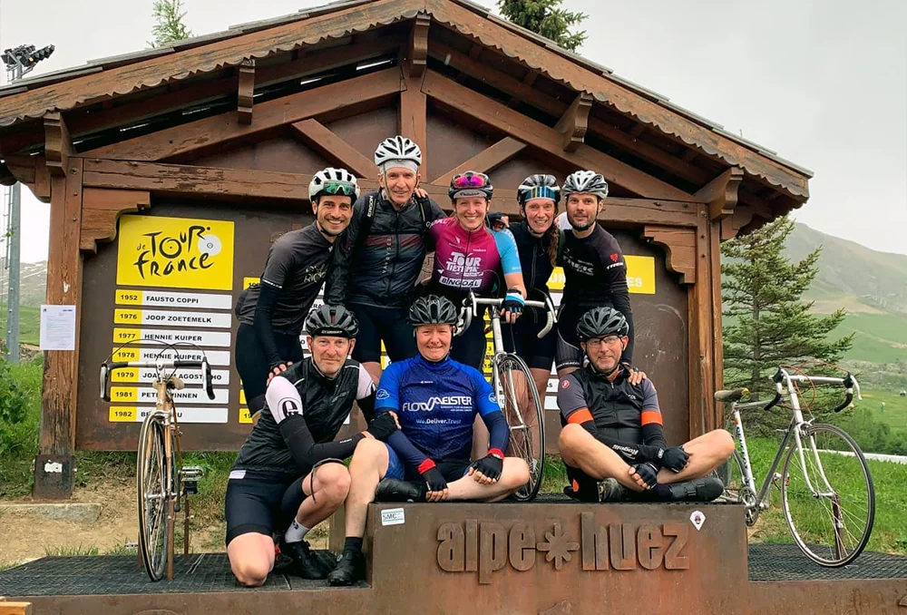 groep bovenop alpe dhuez Groepsfoto Rudi Rides bovenop de Alpe d'Huez bij het bekende huisje met Tour de France bord