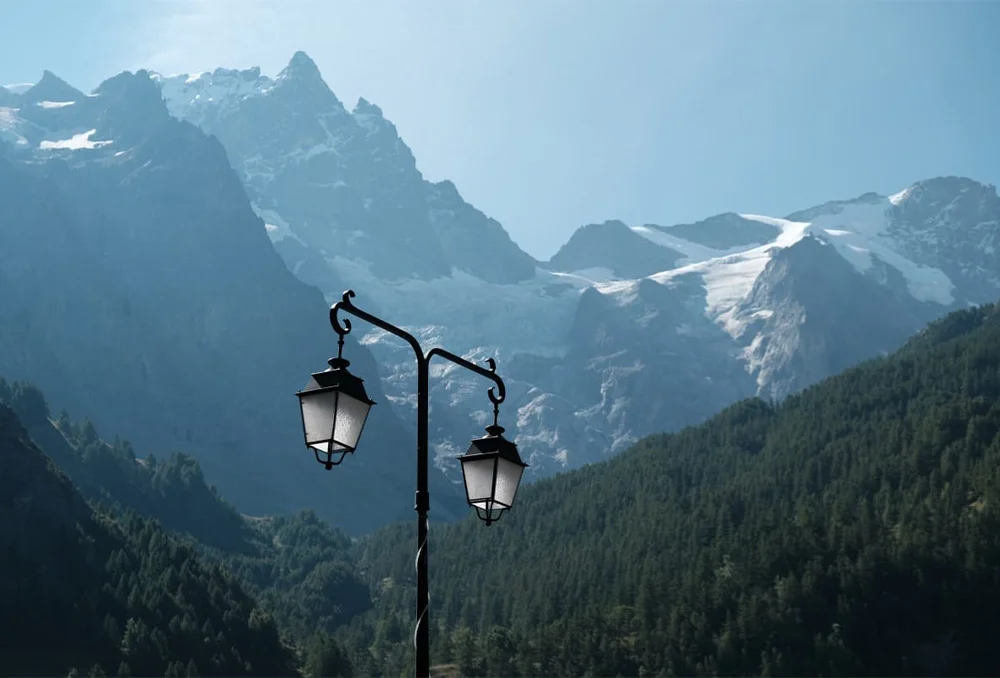 uitzicht la meije gletjsers Gletsjers van La Meije met op voorgrond een lantaarnpaal in de Franse Alpen.