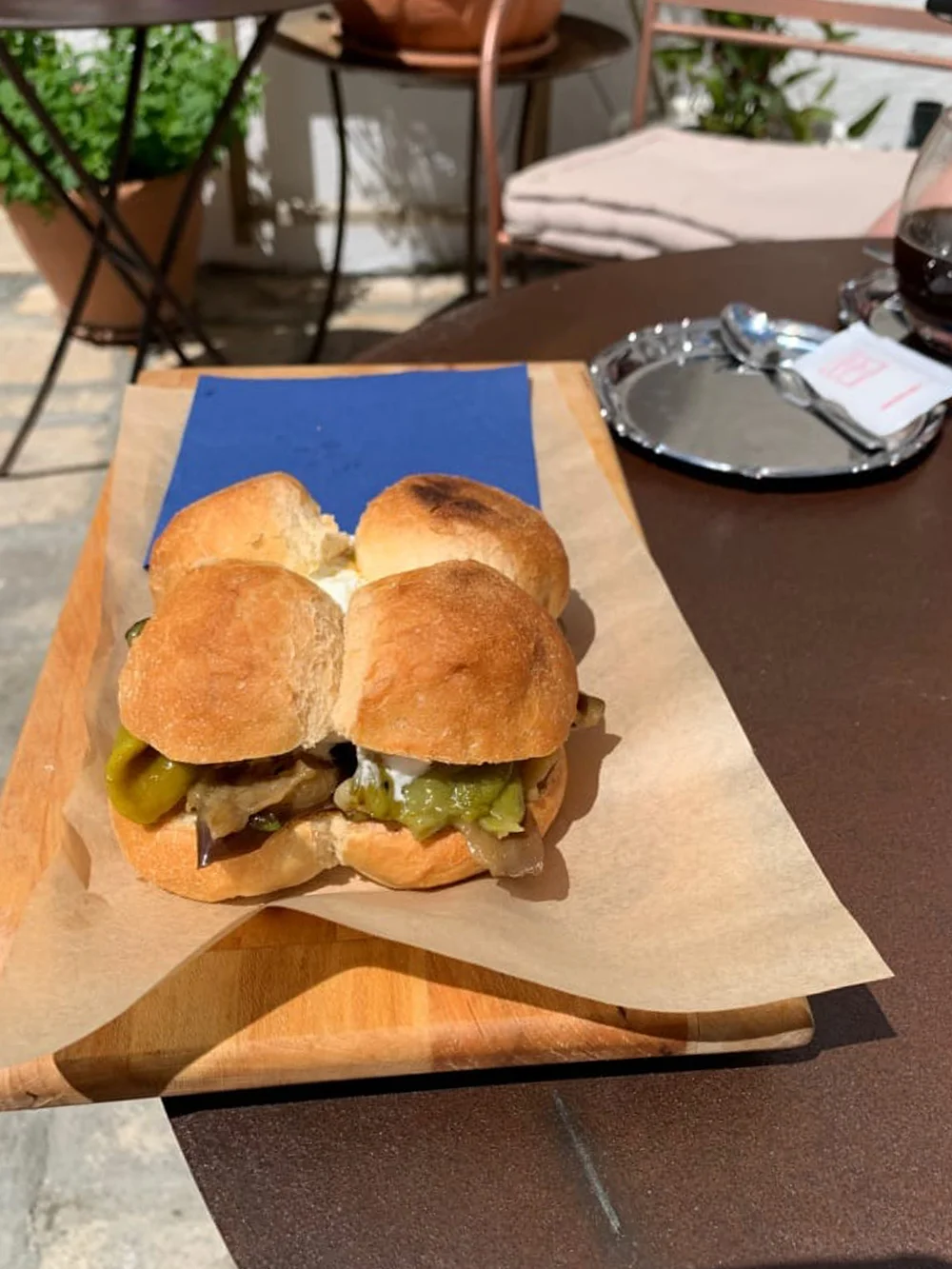 Panino met kaas en aubergine bij Calce in Ceglie Messapicca in Puglia Italië