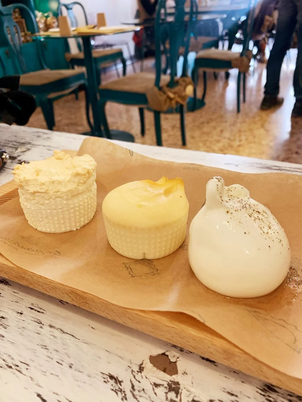 Voorgerecht met verschillende lokale kazen in Martina Franca La Pasteria Puglia Italie