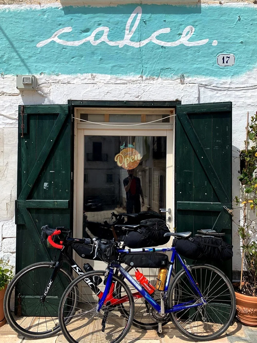 Twee racefietsen voor Calce een restaurant en bar in Ceglie Messapicca