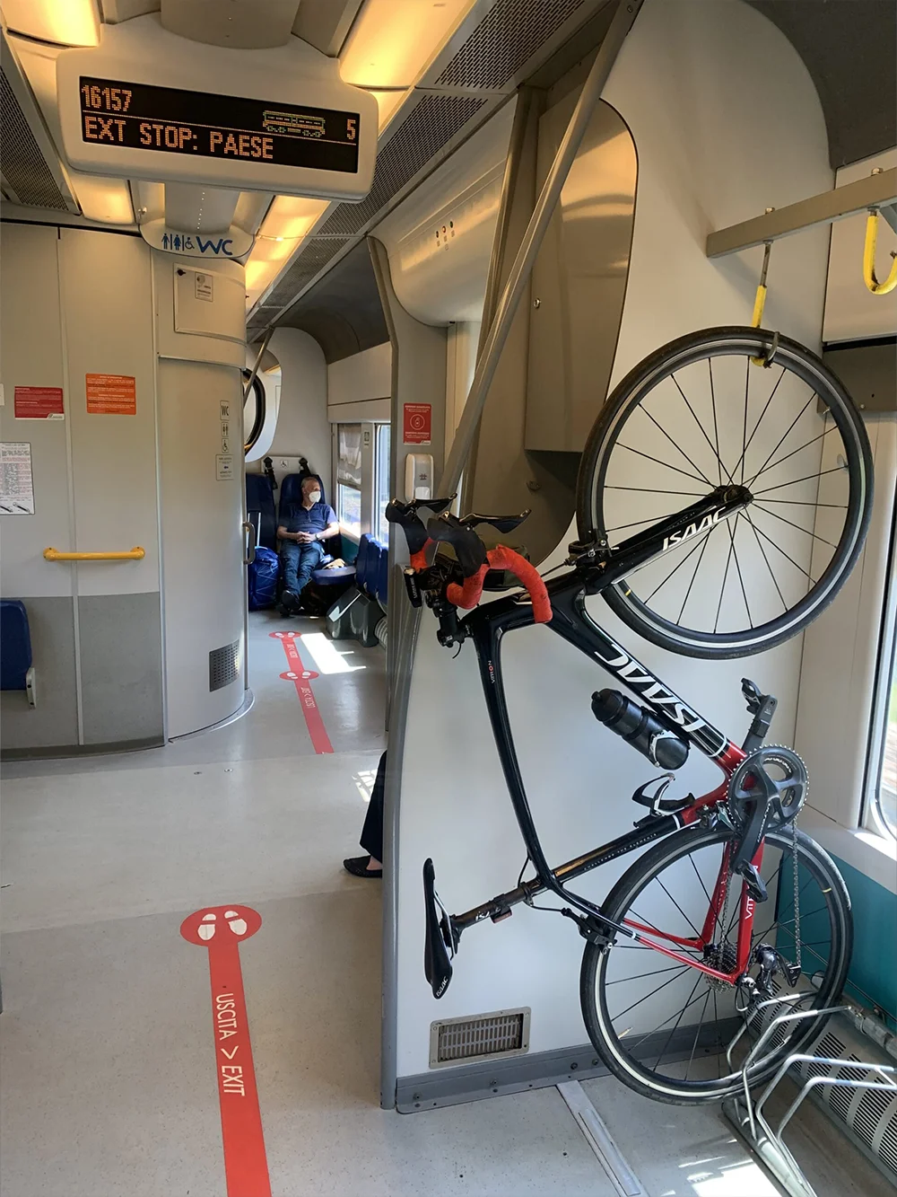 Fiets hangt aan een ring in een regionale trein in de regio Veneto nabij Treviso. Een speciale fietsplek.