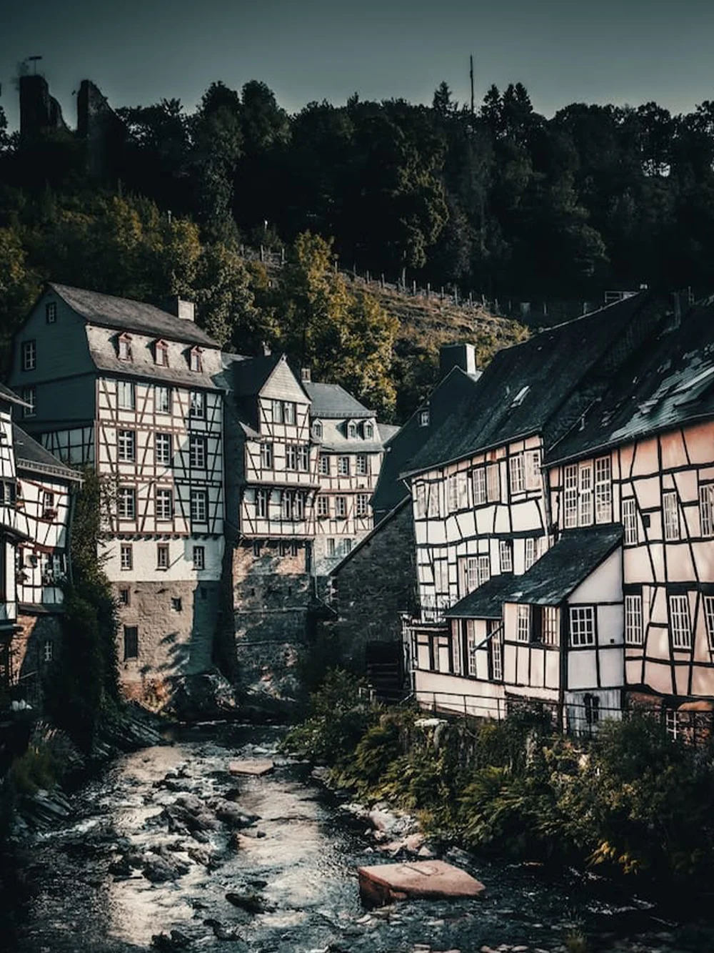 Monschau-Eifel-unsplash Monschau met speciale architectuur huisjes en een rivier.