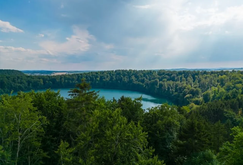 Pulvermaar-unsplash Pulvermaar in de Vulkaneifel vanaf bovenaf