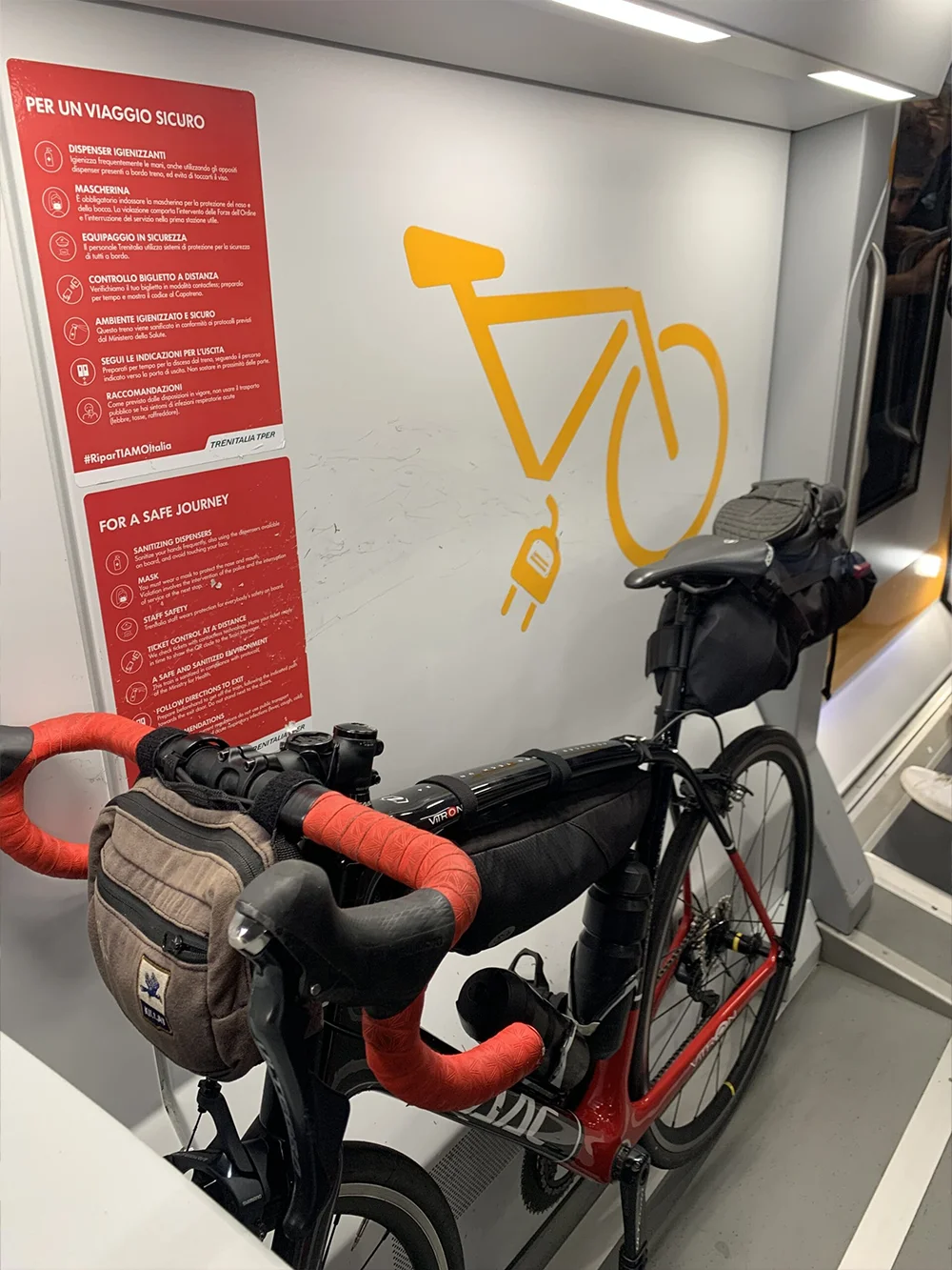 Fiets in Trenitalia trein fietsenrek Trein staat in een fietsenrek in een trein in een regionale Trenitalia trein tussen Bologna en Milaan