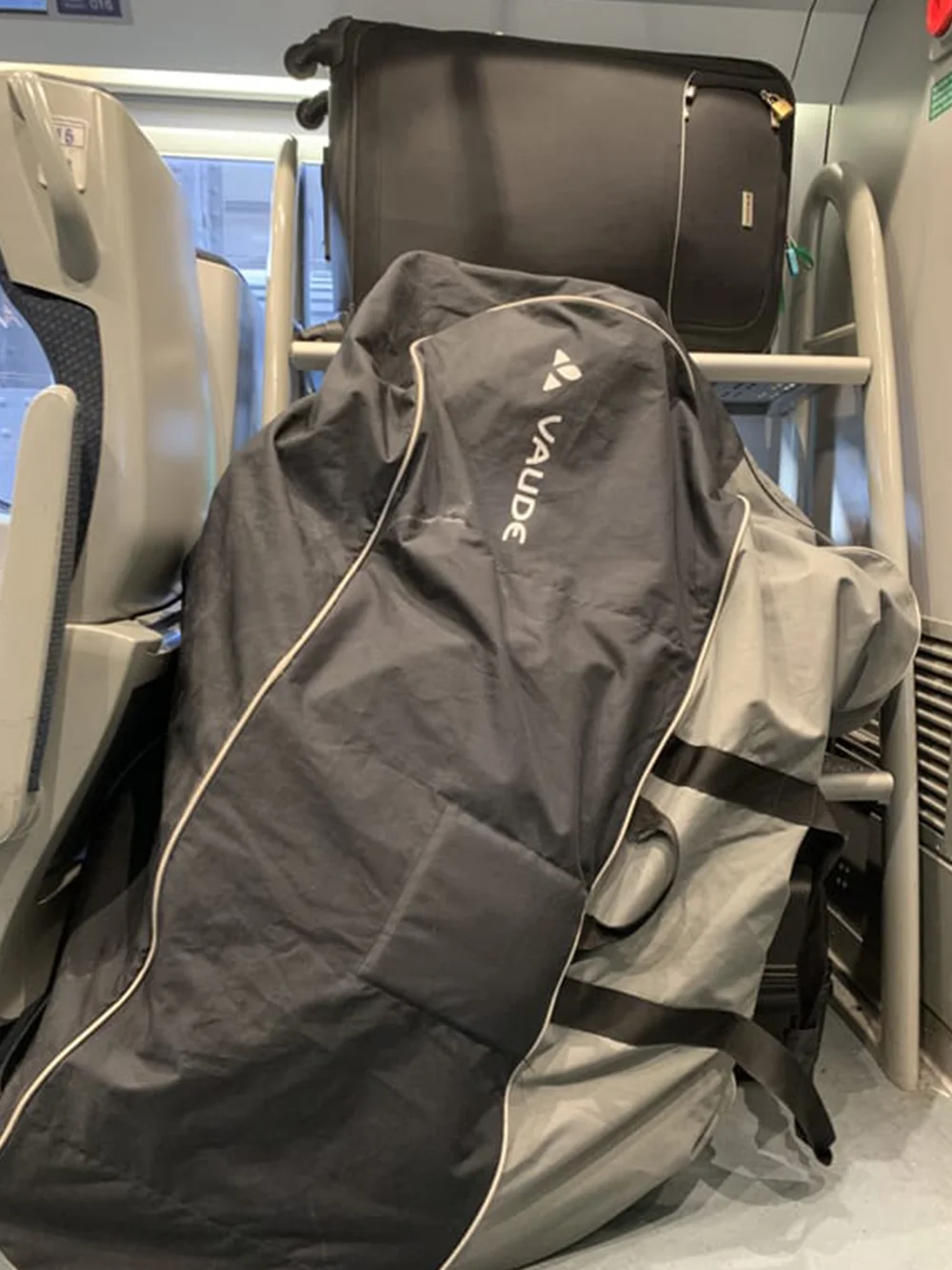 Eurocity-bagagerek-met-fiets-in-hoes-scaled