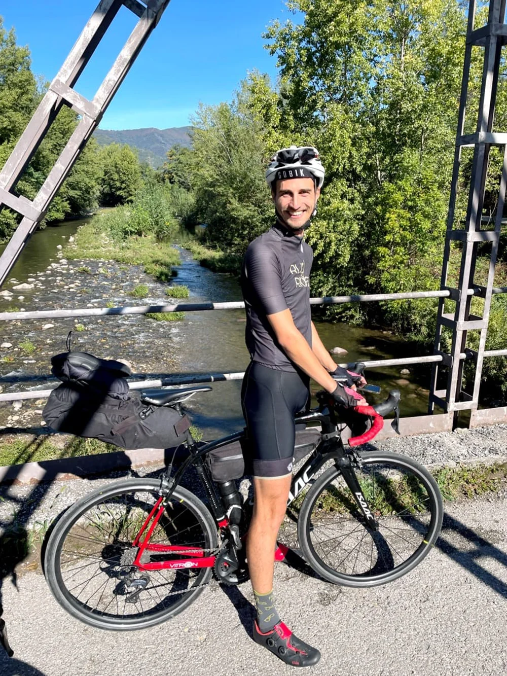Rutger vlak buiten Brescia bij een rivier Rutger van Rudi Rides op een brug bij een rivier bij Brescia in Italië.
