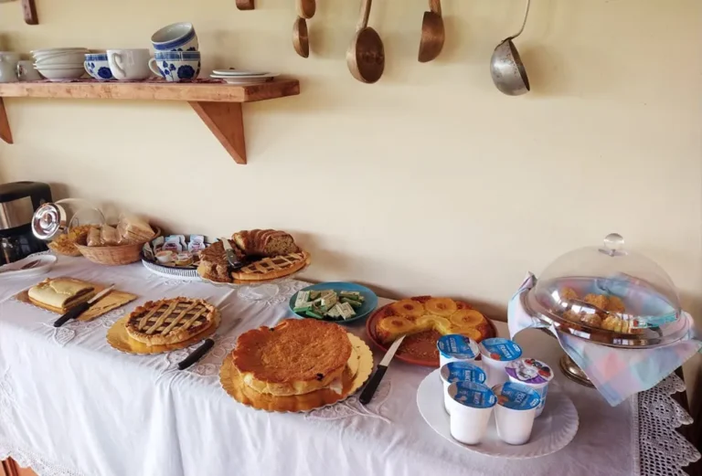 Italiaans ontbijt met verse producten tijdens vakantie.