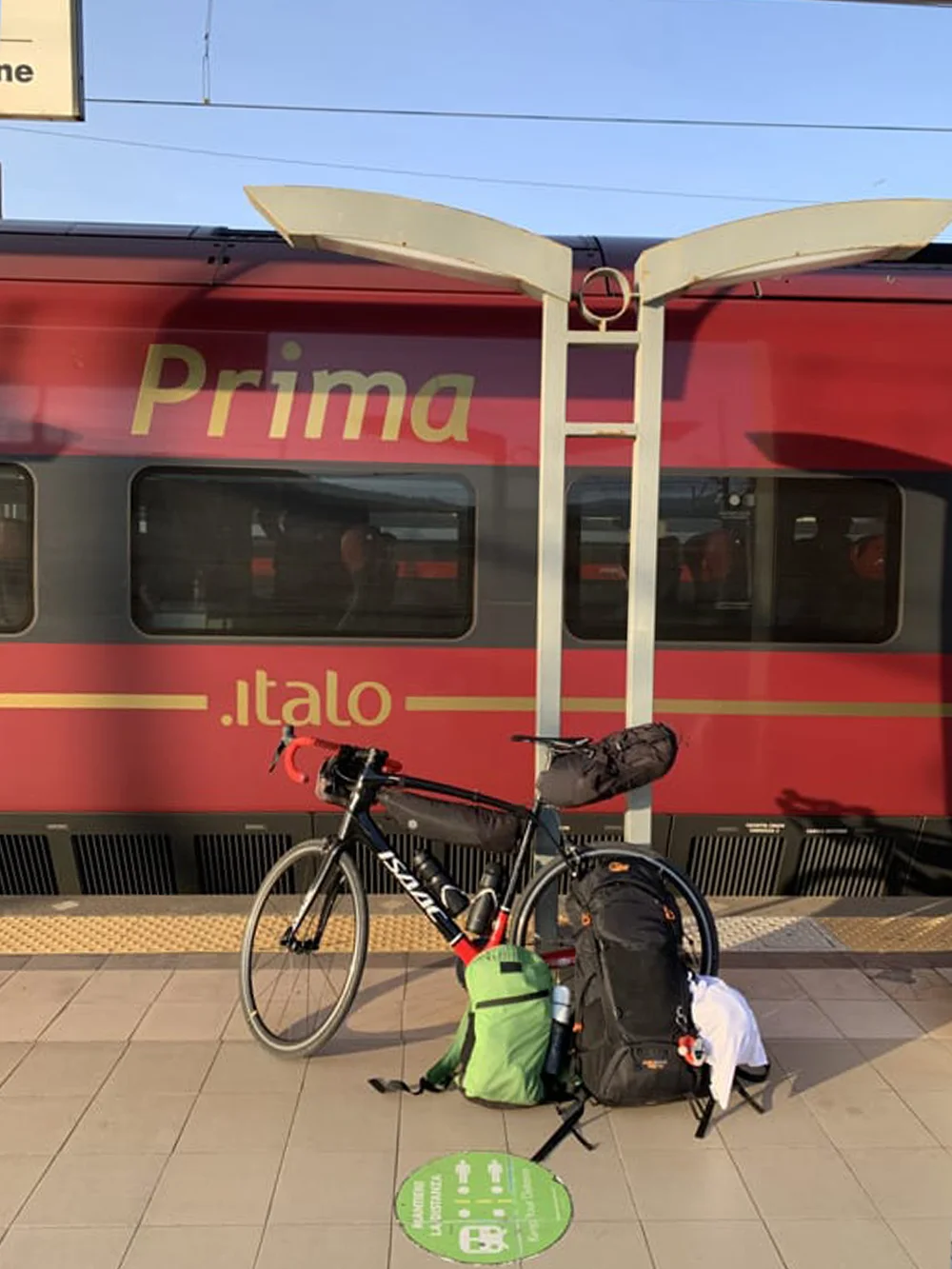 Italotreno-buitenkant-met-fiets-in-elkaar-scaled